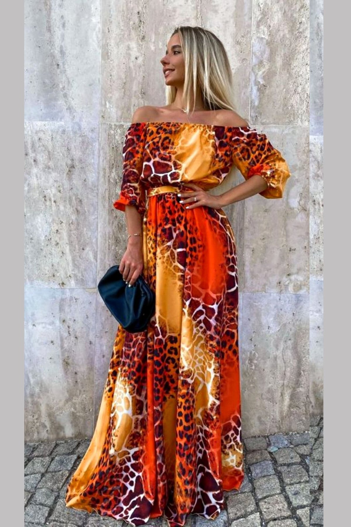 Abito lungo svasato estivo arancione con fantasia leopardata, scollo a barchetta in tessuto satinato, marca Moda-Mania.