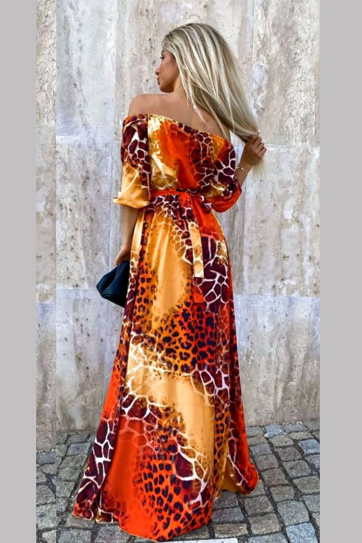 Abito lungo svasato estivo arancione con fantasia leopardata, scollo a barchetta in tessuto satinato, di Moda-Mania.