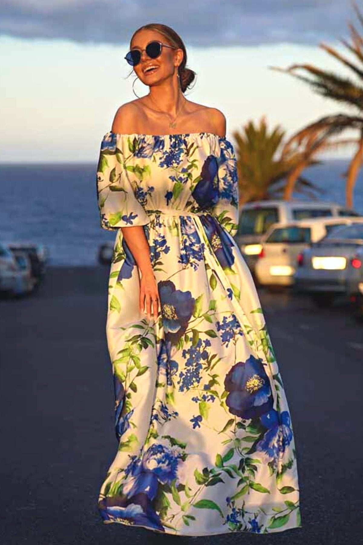 Abito lungo svasato estivo bianco con fantasia floreale blu, scollo a barchetta in tessuto satinato, moda-mania.