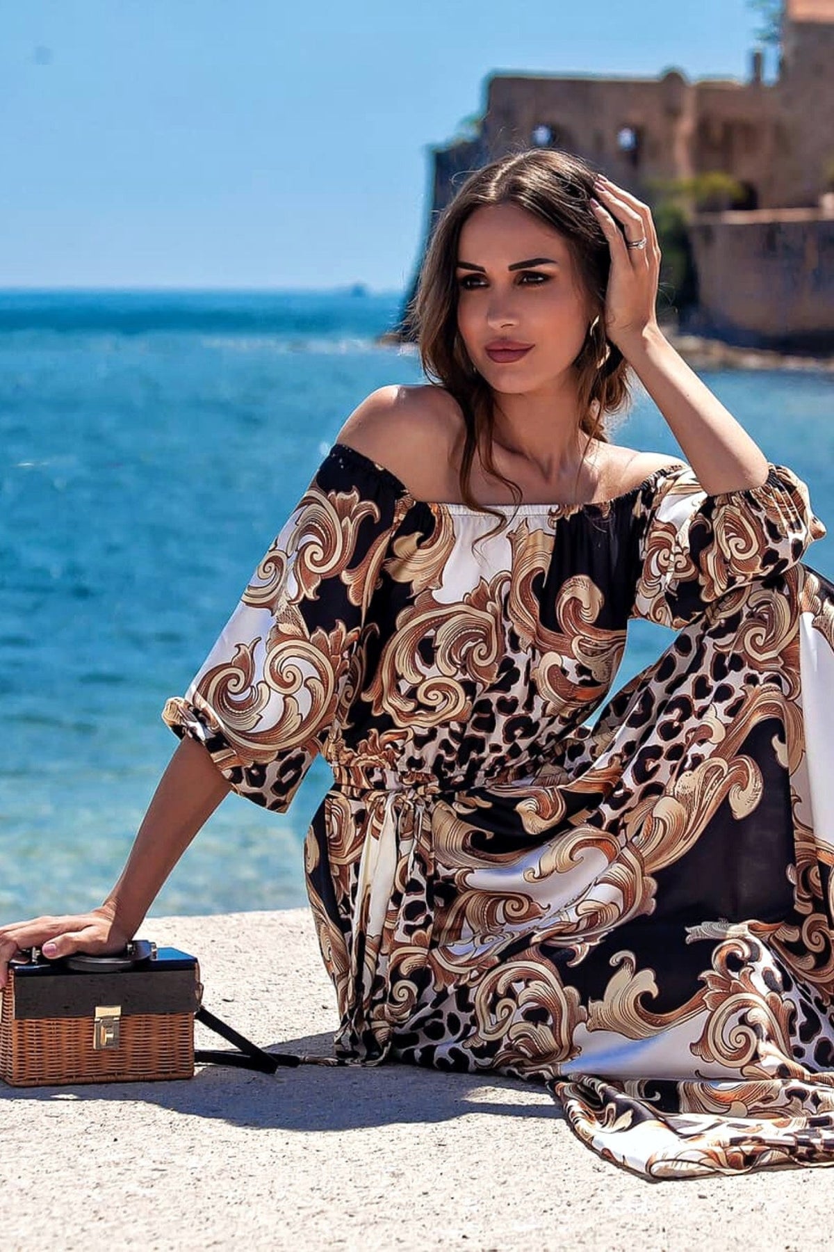 Abito lungo svasato estivo Moda-Mania nero e bianco con fantasia damascata, scollo a barchetta in tessuto satinato.