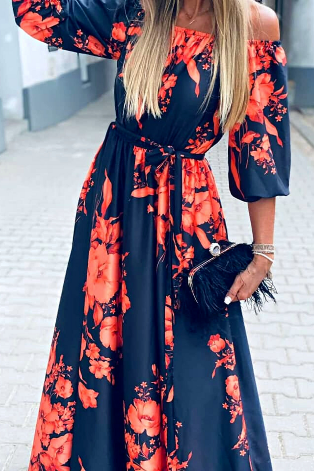 Abito lungo svasato estivo nero e bianco con fantasia floreale arancione e fucsia, scollo a barchetta in tessuto satinato.