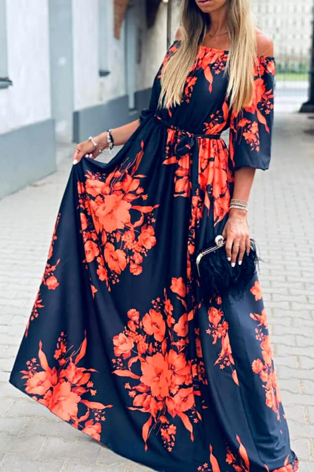 Abito lungo svasato estivo nero e bianco con fantasia floreale arancione e fucsia, scollo a barchetta in tessuto satinato.