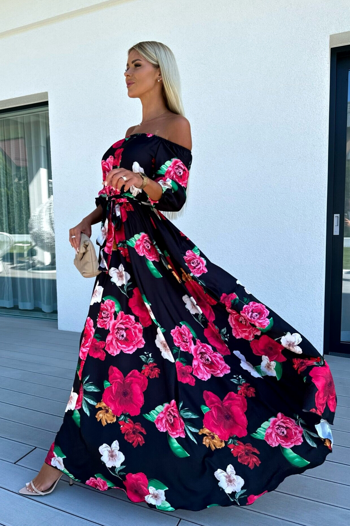 Abito lungo svasato estivo nero e bianco con fantasia floreale fucsia, scollo a barchetta in tessuto satinato, moda-mania