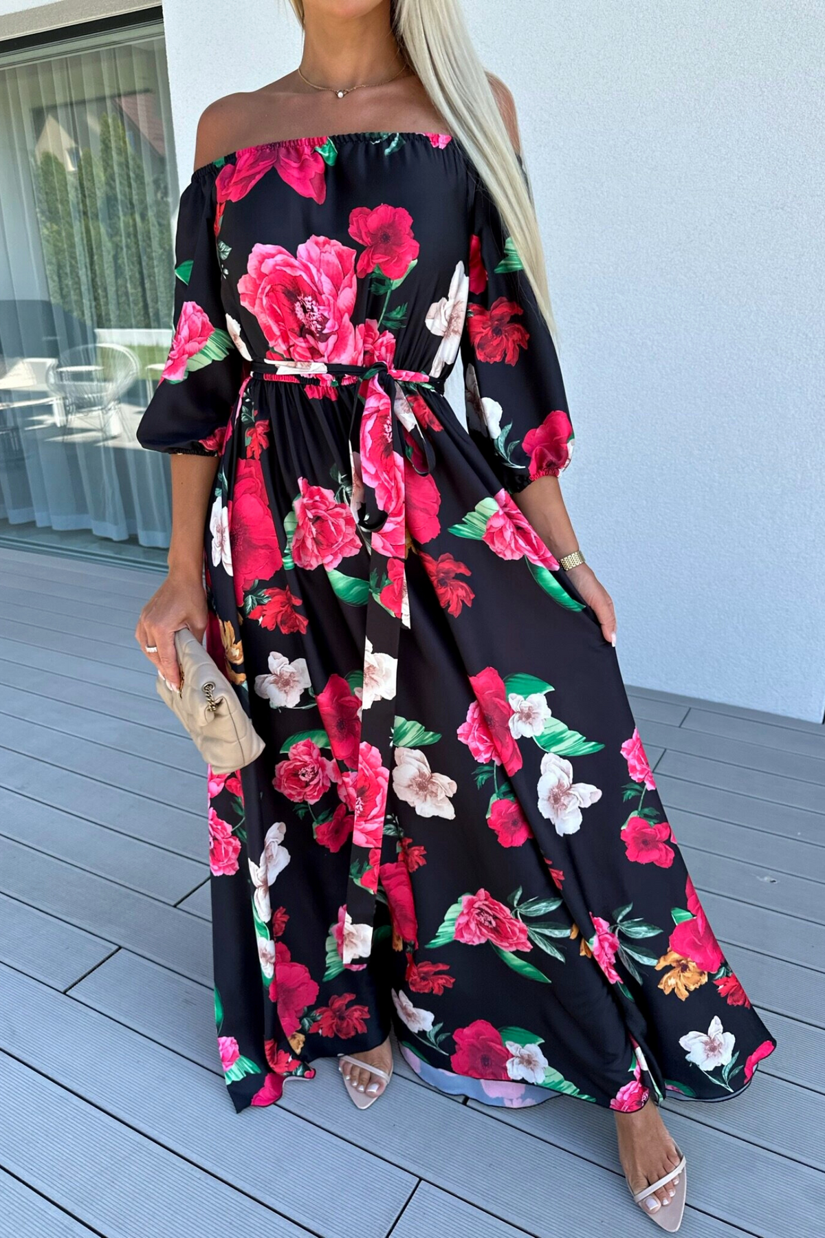 Abito lungo svasato estivo nero e bianco con fantasia floreale fucsia, scollo a barchetta in tessuto satinato, Moda-Mania