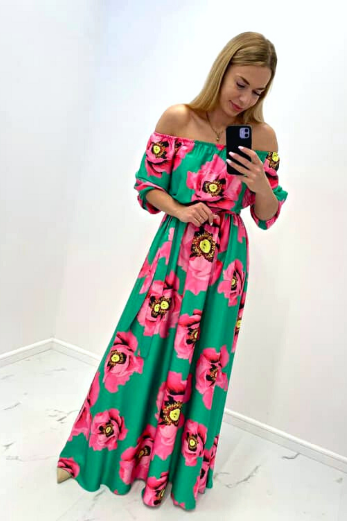Abito lungo svasato estivo verde petrolio con fantasia floreale fucsia, scollo a barchetta in tessuto satinato, Moda-Mania
