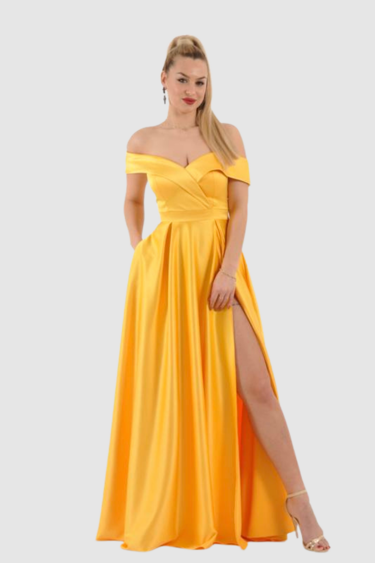 Abito lungo svasato giallo in taffetà di Moda-Mania con scollo a barchetta e spacco laterale, elegante e femminile
