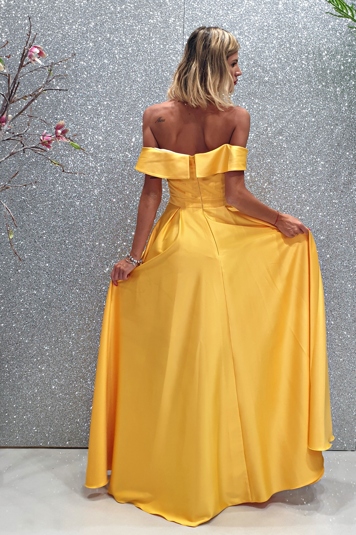 Abito lungo svasato giallo in taffetà Moda-Mania con scollo a barchetta e spacco laterale visibile in immagine