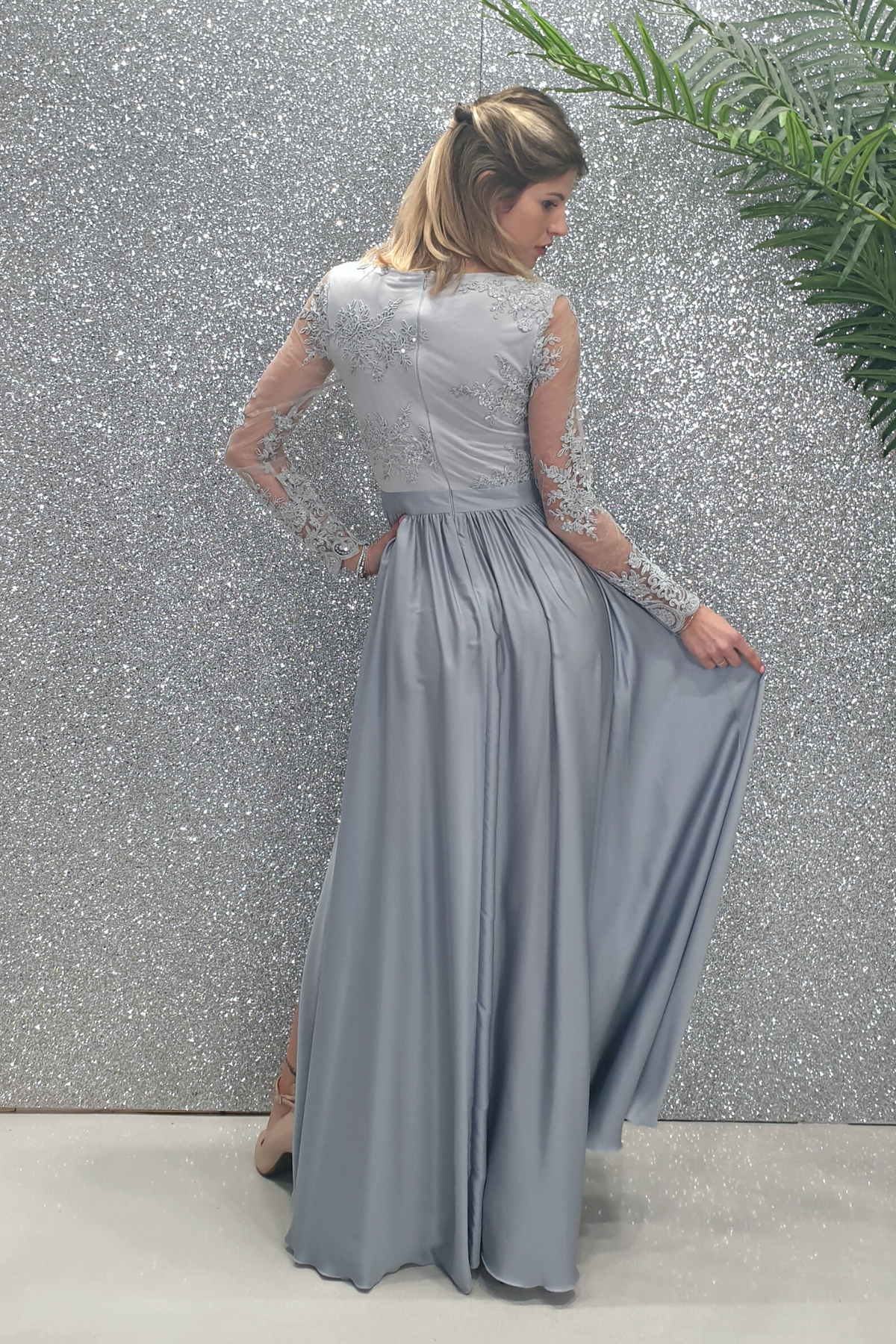 Abito lungo svasato grigio ghiaccio Moda-Mania con spacco laterale e corpetto in tulle ricamato, dettaglio elegante e femminile