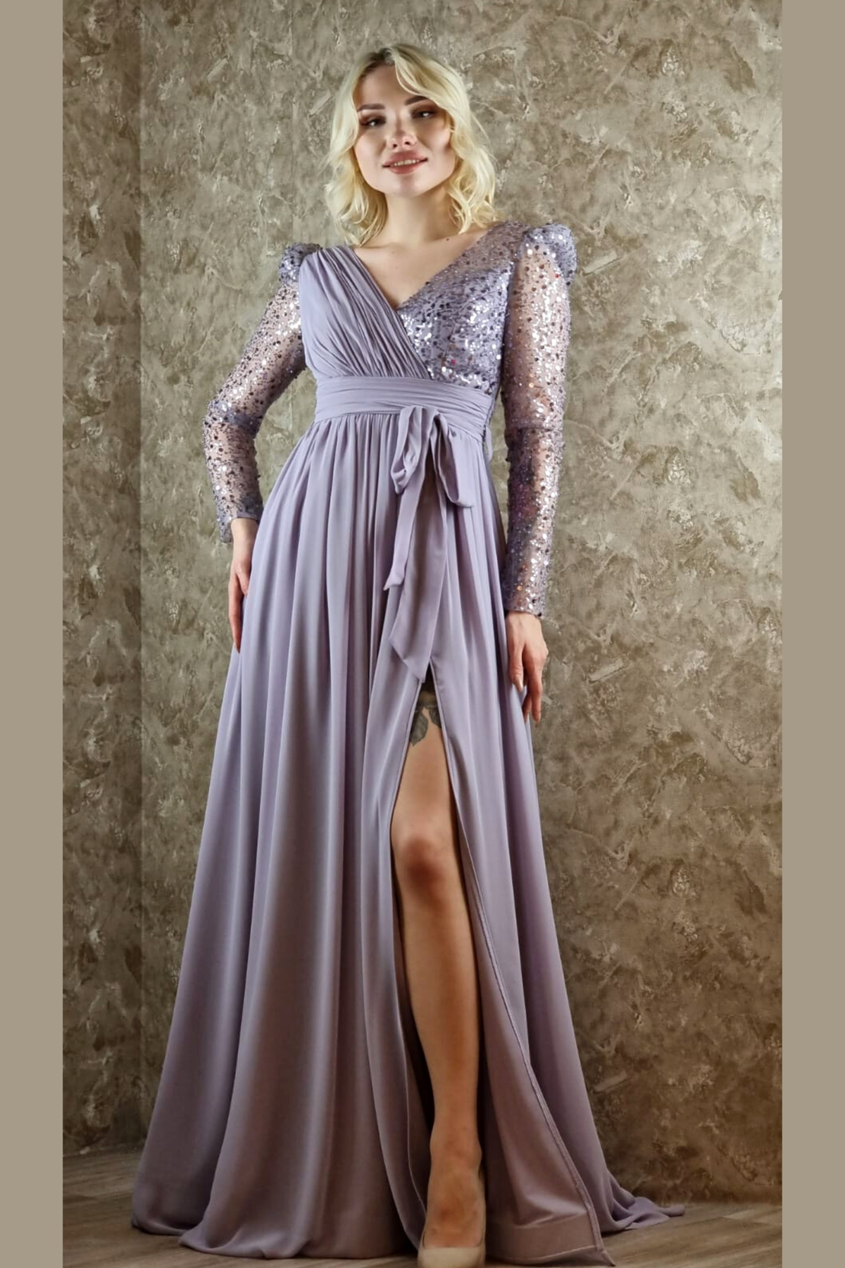 Abito lungo svasato lilla Moda-Mania con maniche lunghe, tulle, perline e paillettes, dettagli eleganti e raffinati.