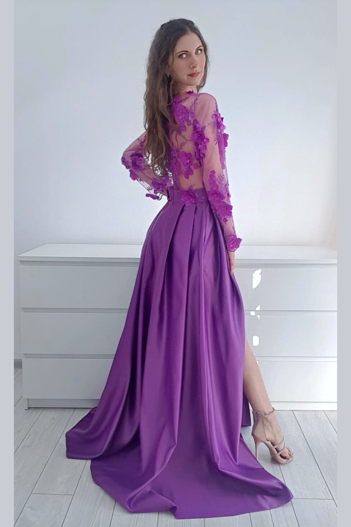 Abito lungo svasato magenta Moda-Mania con corpetto in tulle floreale 3D e gonna in taffetà, maniche lunghe, vista frontale.