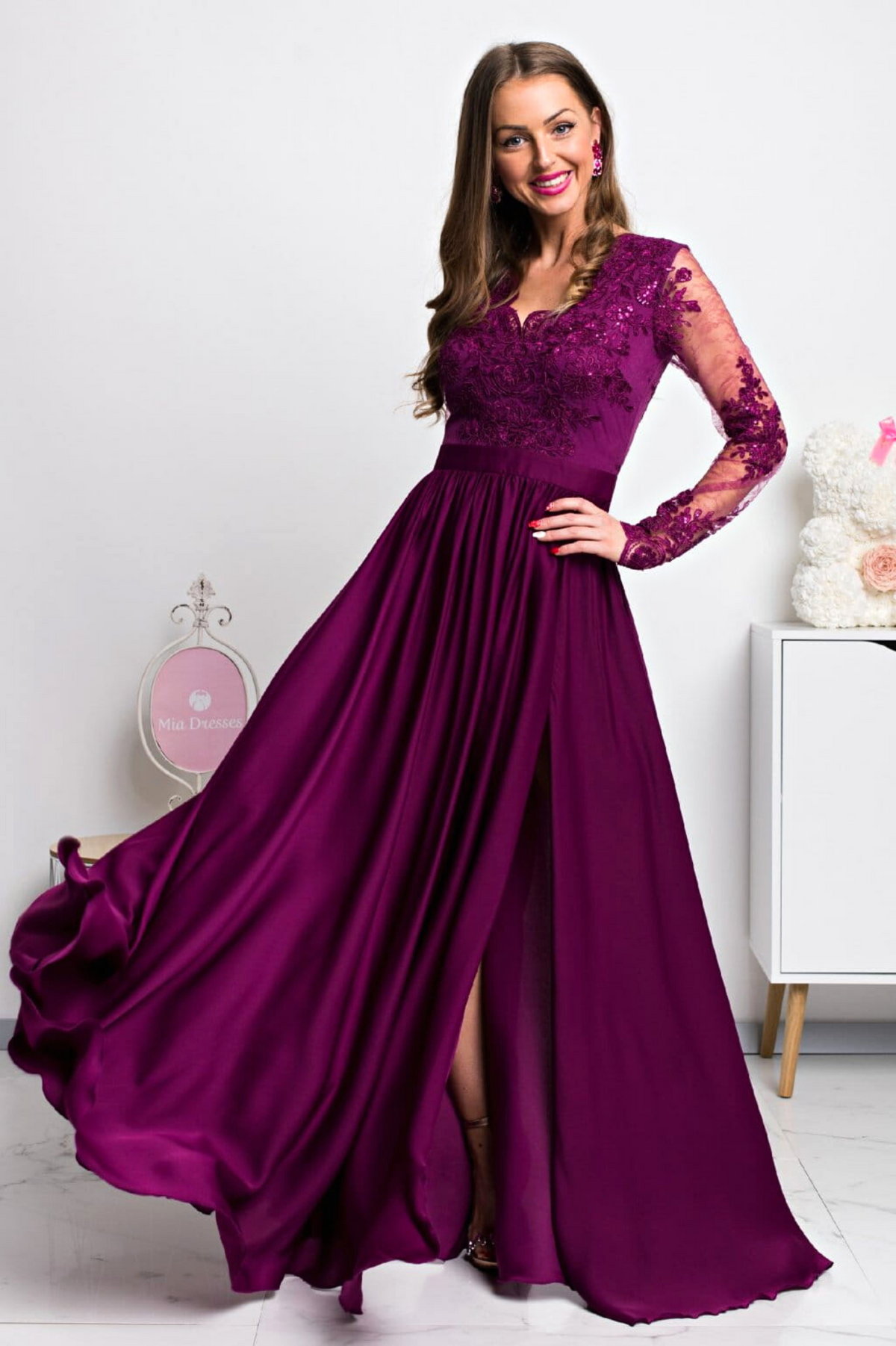 Abito lungo svasato magenta in tessuto lucido con spacco laterale e corpetto in tulle ricamato, Moda-Mania.