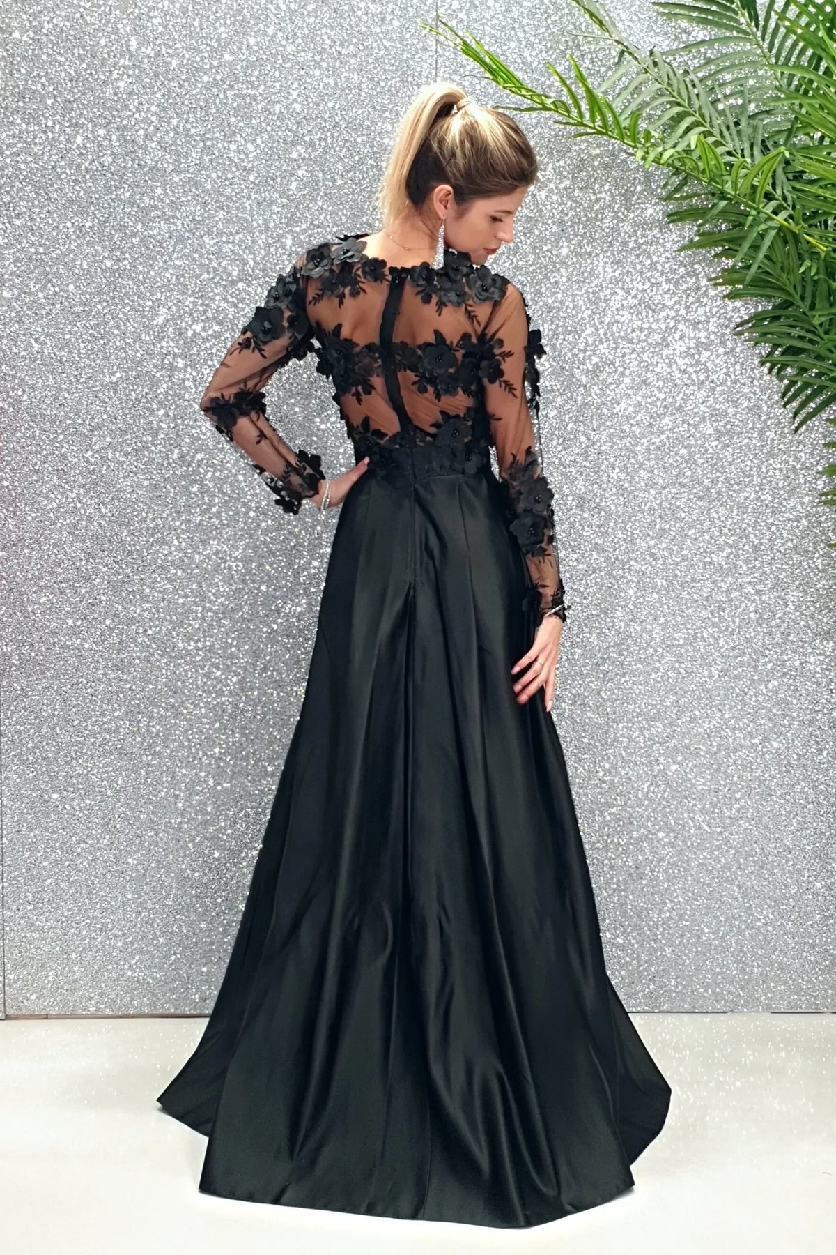 Abito lungo svasato nero Moda-Mania con corpetto a manica lunga in tulle floreale 3D e gonna in taffetà, elegante e raffinato.