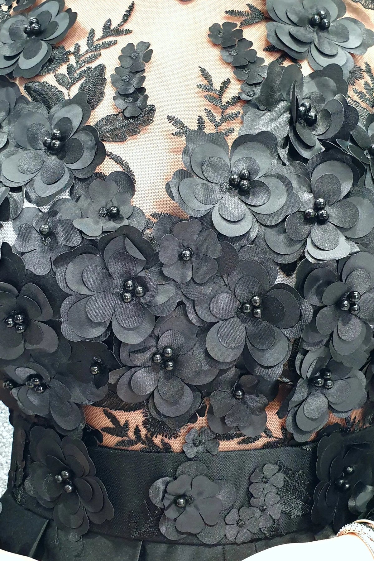 Abito lungo nero Moda-Mania con corpetto in tulle floreale 3D e gonna in taffetà, svasato e maniche lunghe.