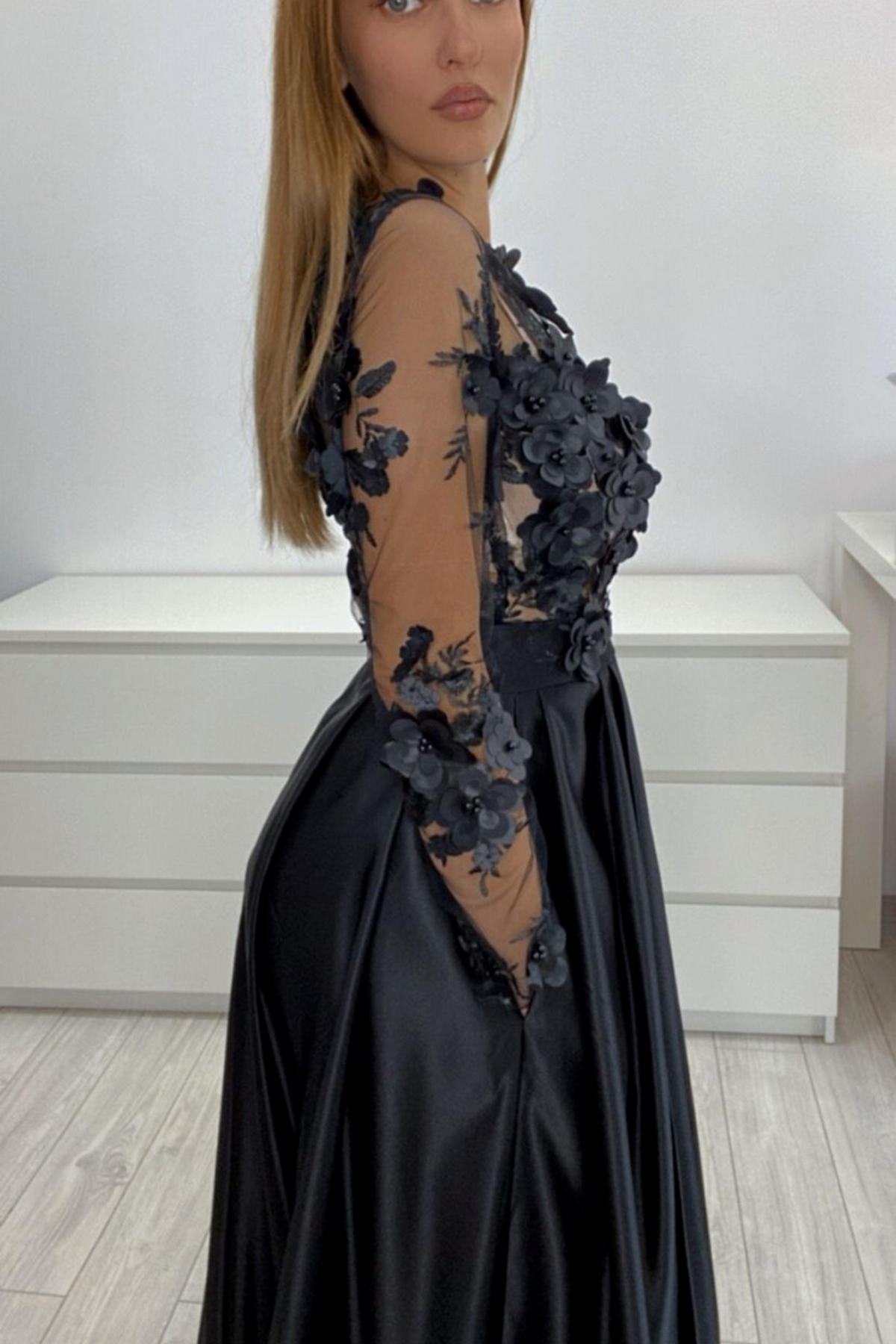 Abito lungo nero svasato Moda-Mania con corpetto a manica lunga in tulle floreale 3D e gonna in taffetà, elegante e raffinato