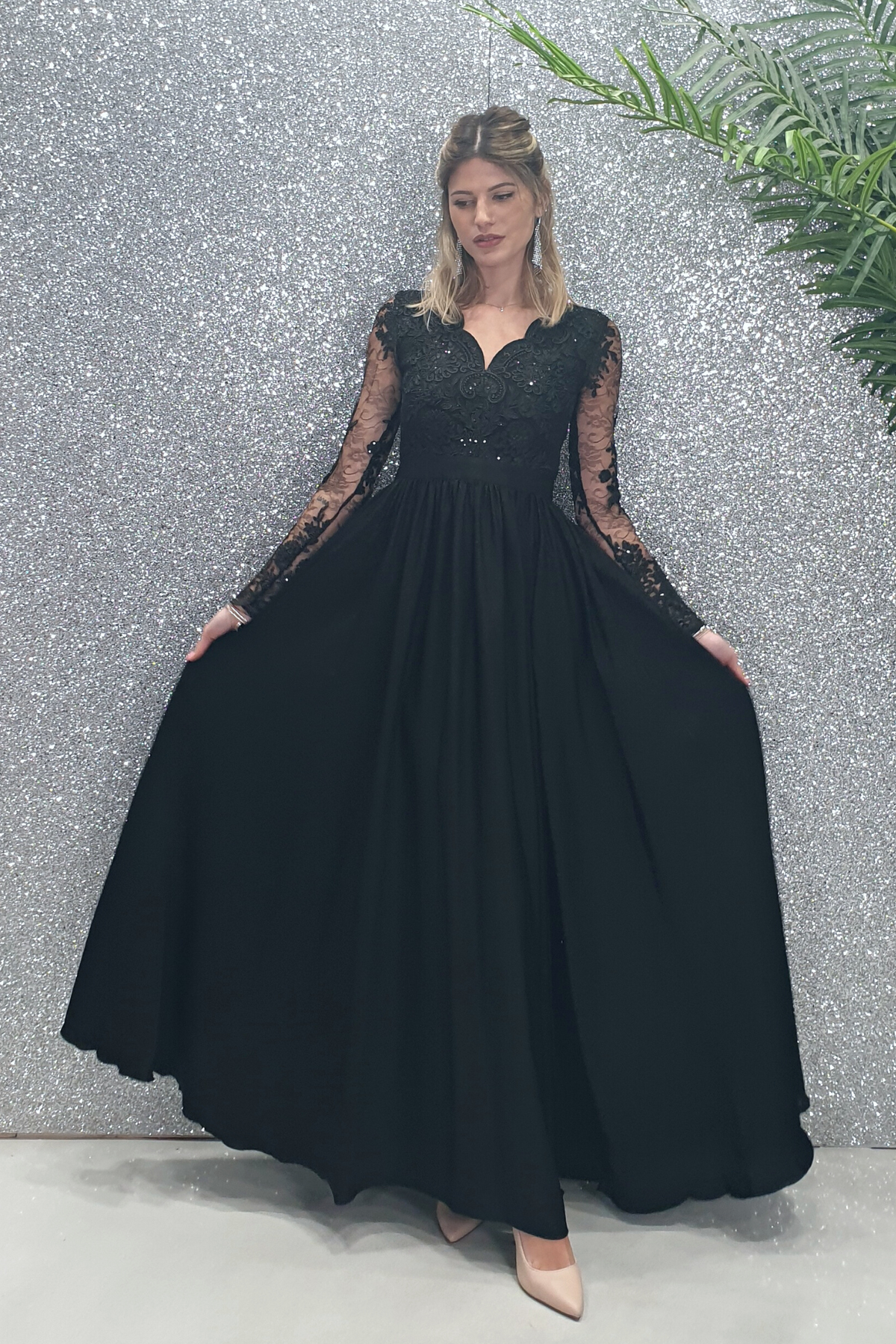Abito lungo svasato nero Moda-Mania con spacco laterale e corpetto in tulle ricamato, elegante e femminile.