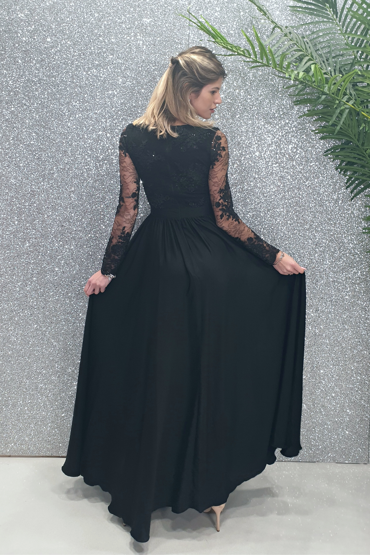 Abito lungo svasato nero Moda-Mania con spacco laterale e corpetto in tulle ricamato, vestito elegante e raffinato.