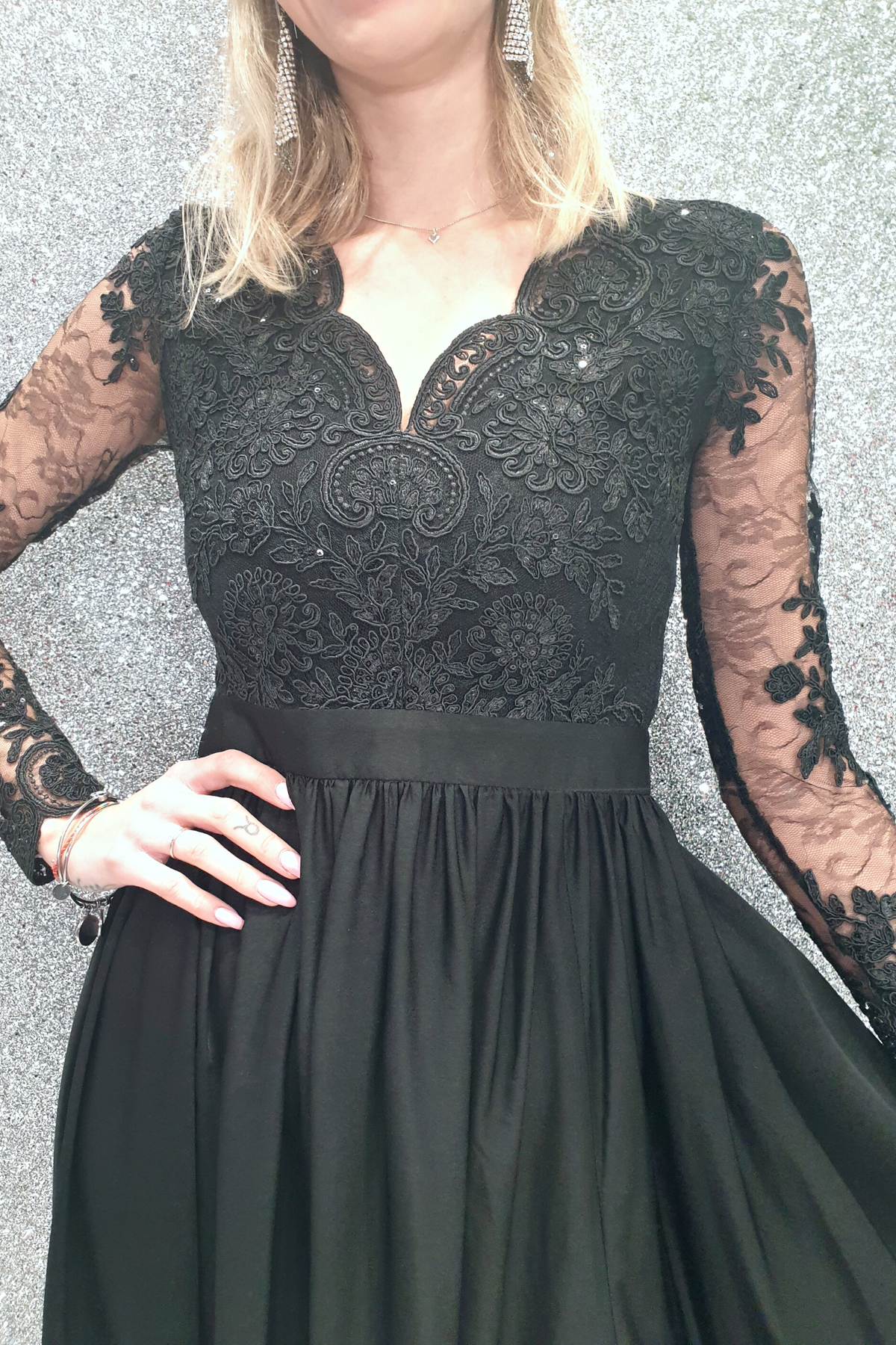 Abito lungo svasato nero Moda-Mania con spacco laterale e corpetto in tulle ricamato, elegante e femminile.
