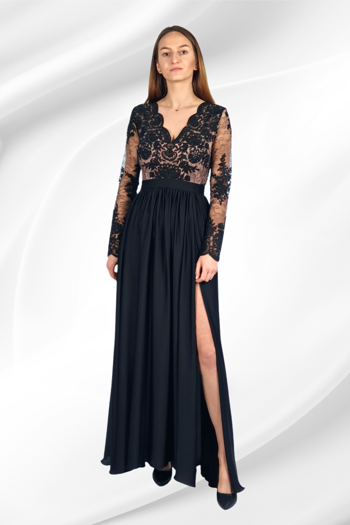 Abito lungo svasato nero con spacco laterale e corpetto beige in tulle ricamato, moda-mania.