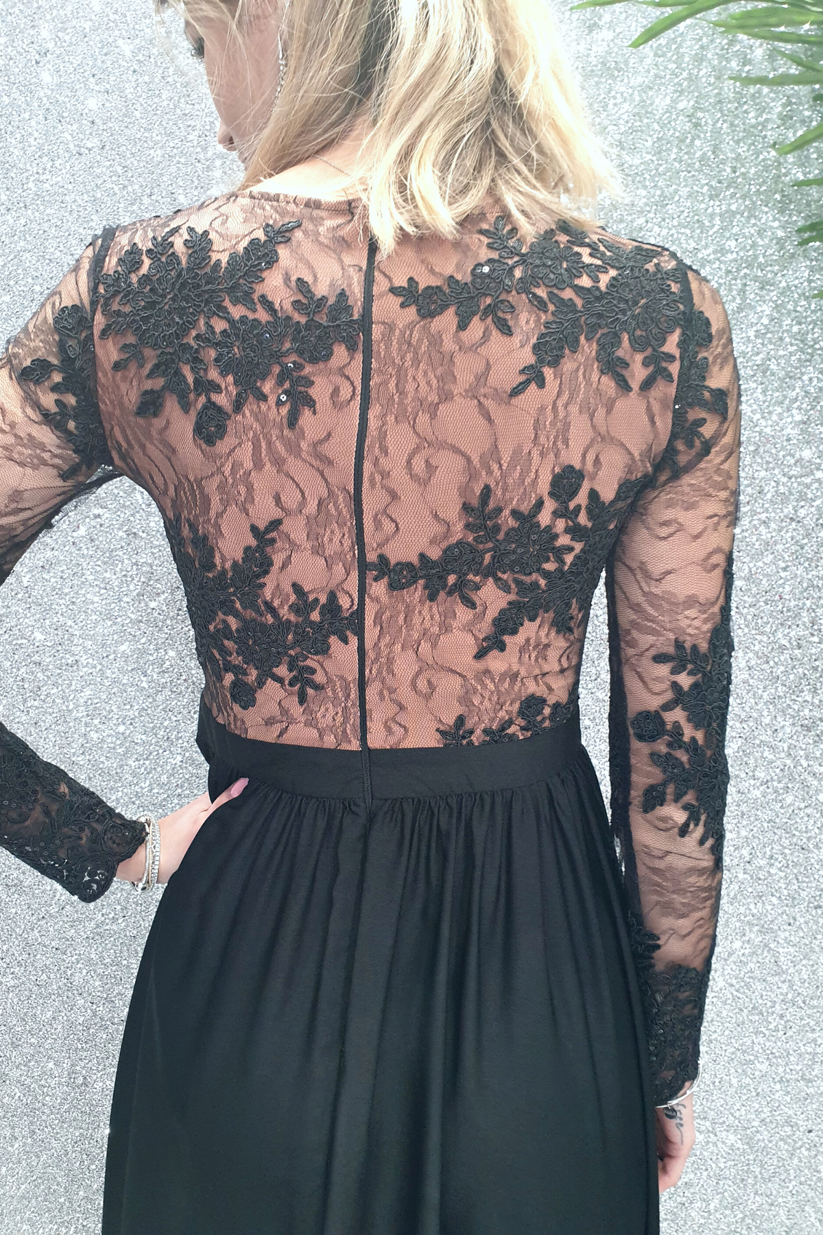 Abito lungo svasato nero con spacco laterale e corpetto beige in tulle ricamato, firmato Moda-Mania.