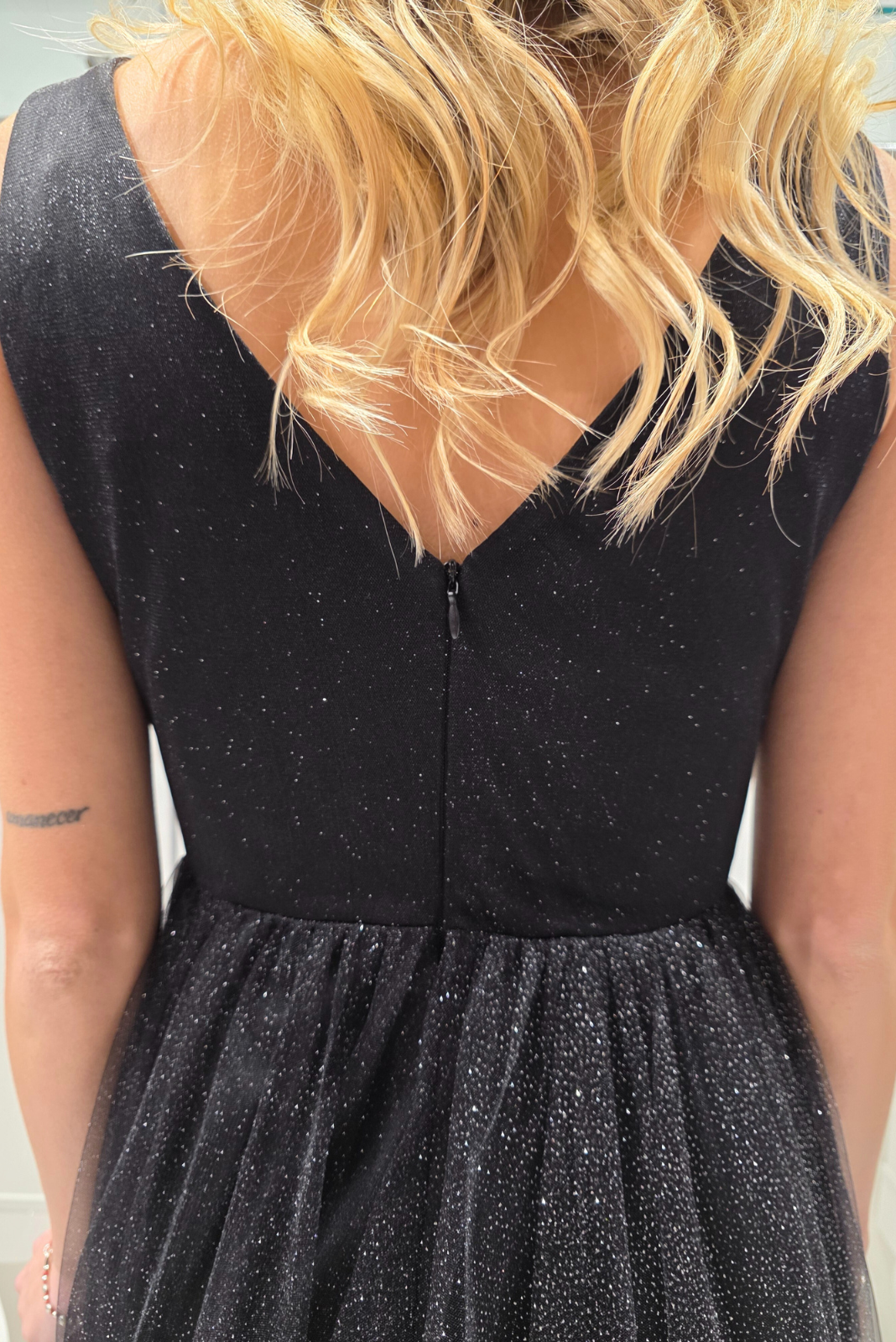 Abito lungo svasato nero in tulle glitterato con spacco e decorazioni floreali, moda-mania, elegante e femminile.