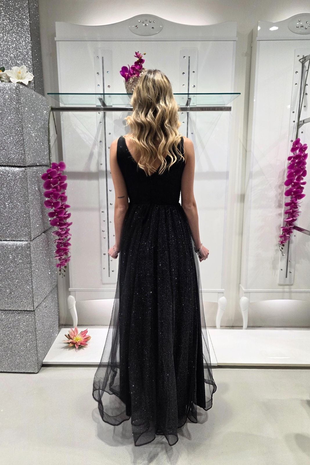 Abito lungo svasato nero in tulle glitterato con spacco e dettagli floreali decorativi, da donna, Moda-Mania.