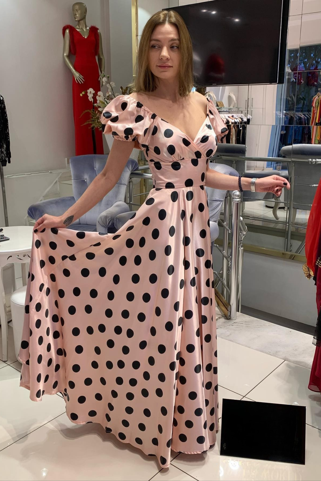 Abito lungo svasato rosa a pois nero con scollo a cuore e maniche a sbuffo in tessuto taffetà, Moda-Mania