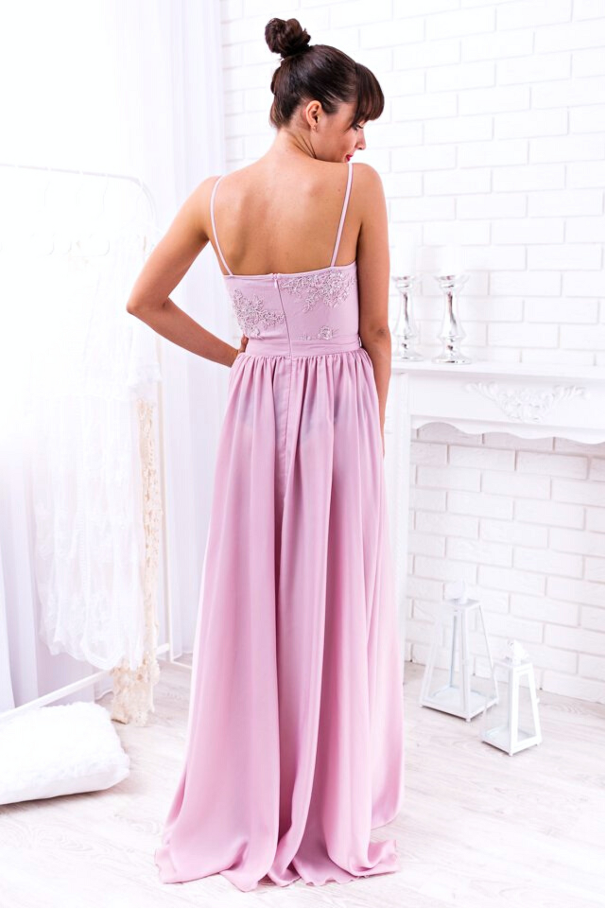 Abito lungo svasato rosa chiaro con spacco laterale e corpetto in tulle ricamato, moda-mania, elegante e femminile.