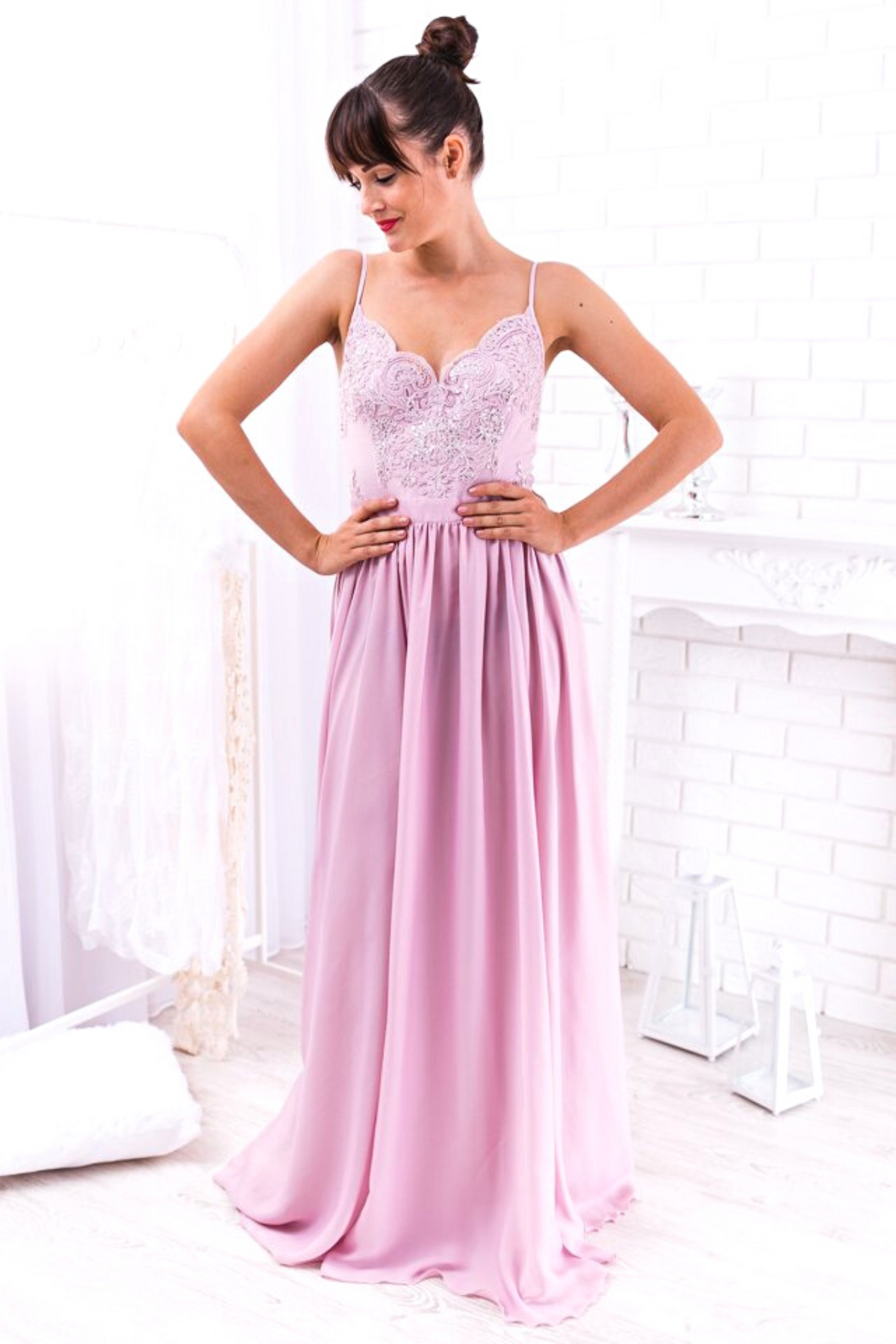 Abito lungo svasato rosa chiaro Moda-Mania con spacco laterale e corpetto in tulle ricamato, perfetto per occasioni eleganti.