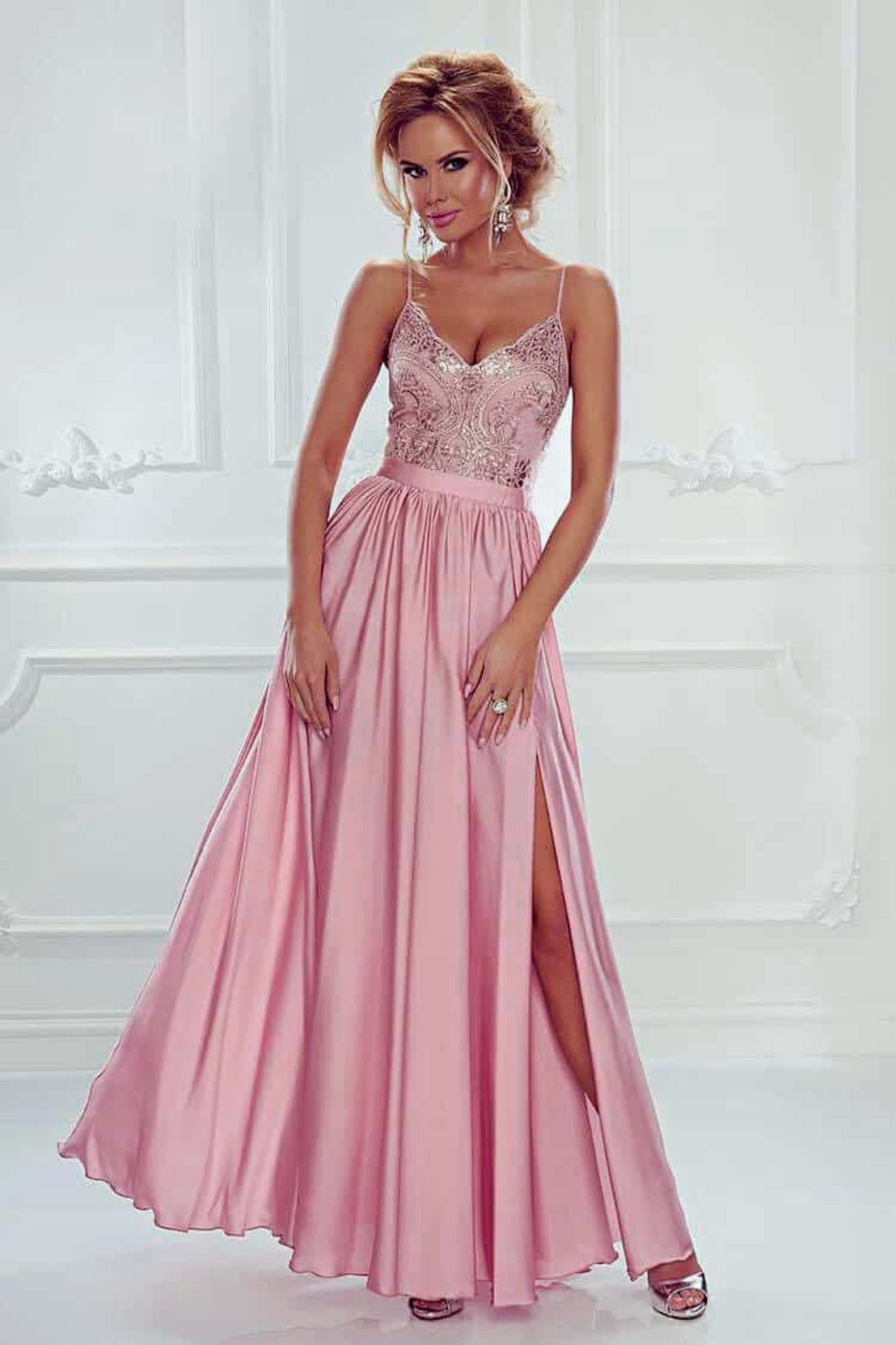 Abito lungo svasato rosa chiaro con spacco laterale e corpetto in tulle ricamato, moda-mania, elegante e femminile.
