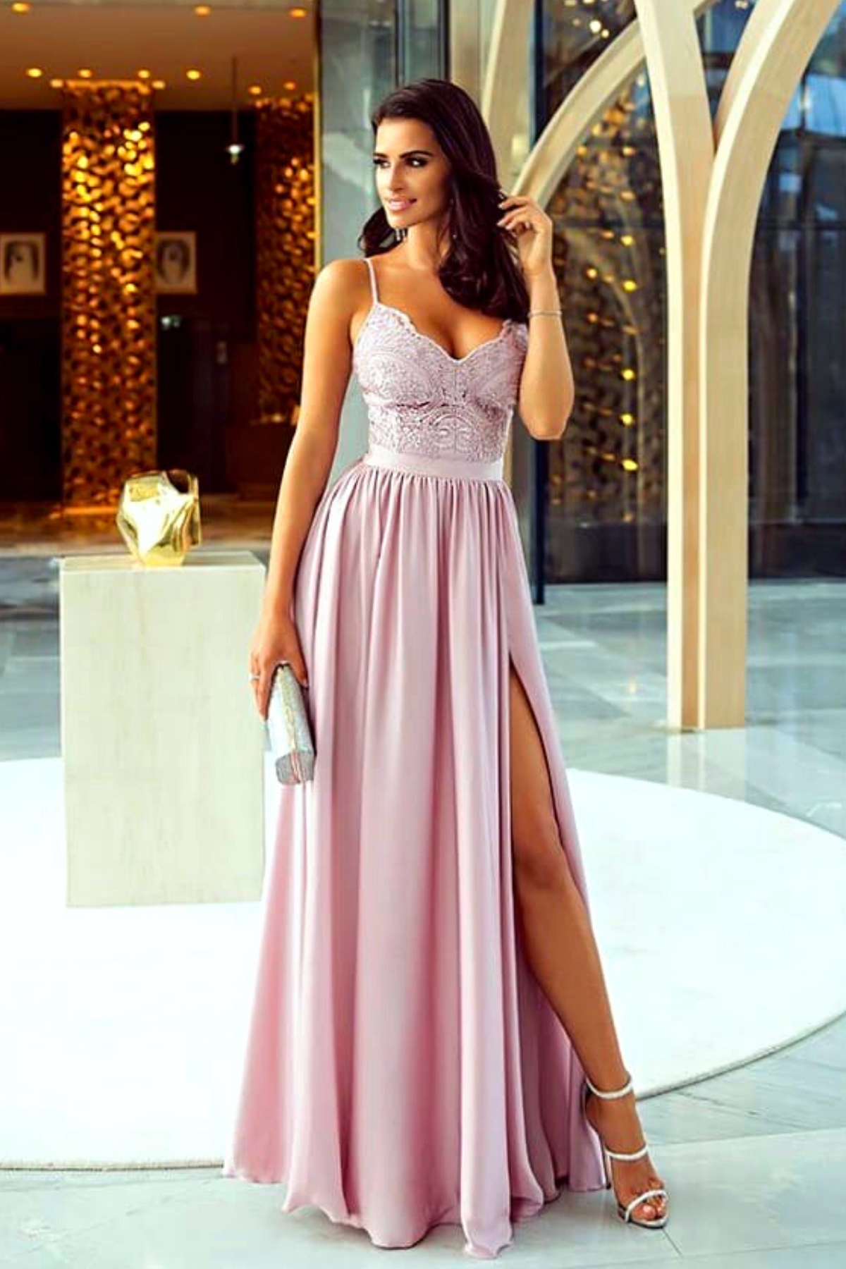 Abito lungo svasato rosa chiaro Moda-Mania con spacco laterale e corpetto in tulle ricamato, elegante e femminile.