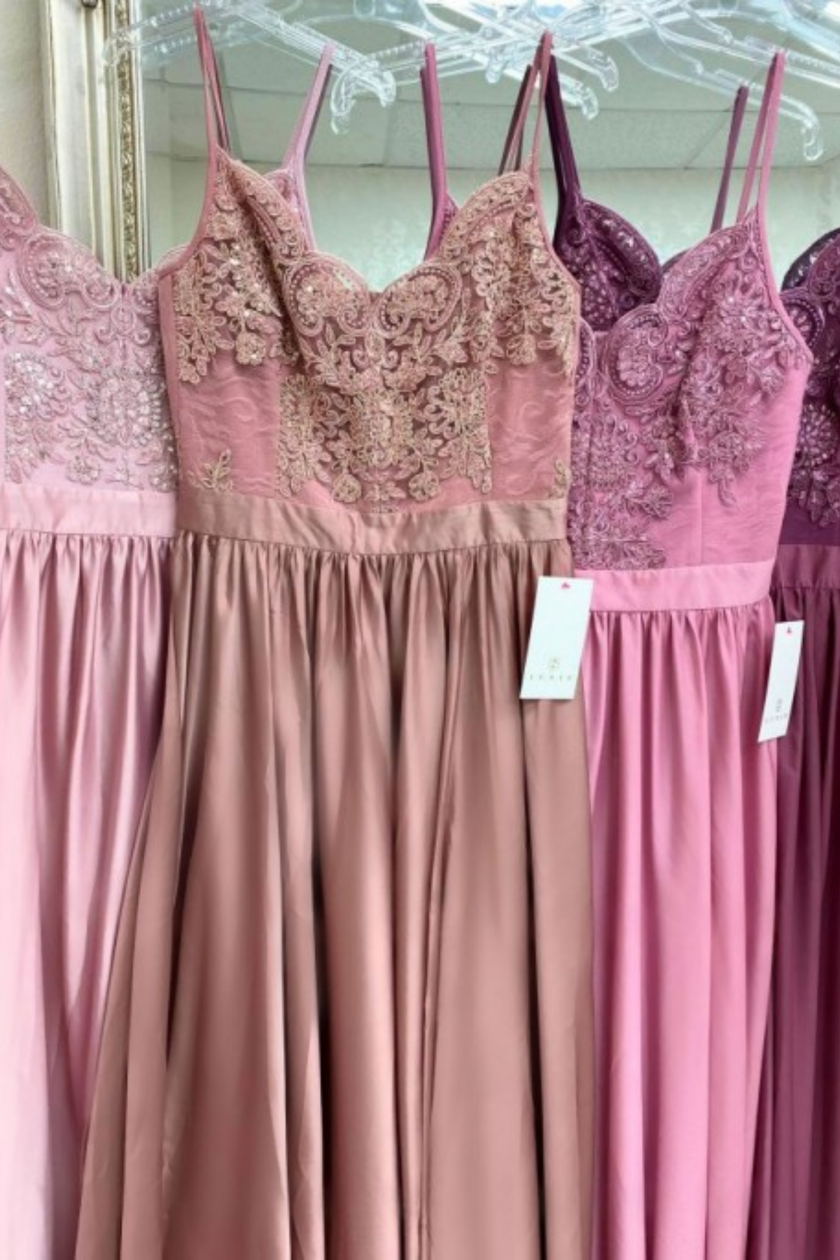 Abito lungo svasato rosa chiaro con spacco laterale e corpetto in tulle ricamato, firma Moda-Mania, vestito elegante femminile.