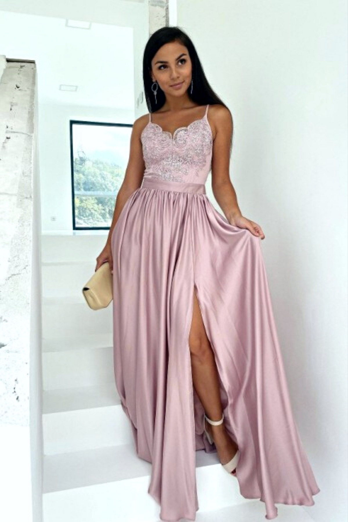 Abito lungo svasato rosa chiaro con spacco laterale e corpetto in tulle ricamato, da Moda-Mania, visibile in dettaglio in questa immagine.