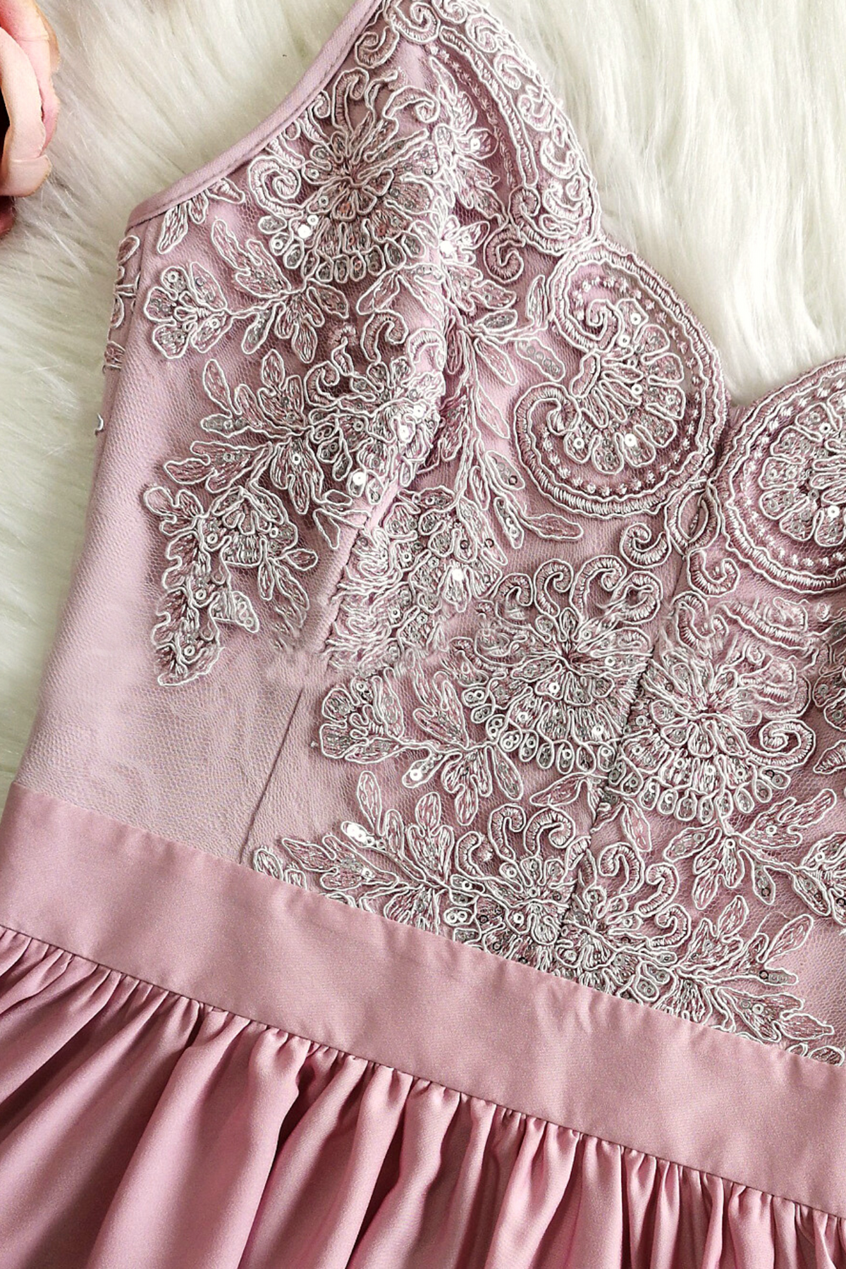 Abito lungo svasato rosa chiaro di Moda-Mania con spacco laterale e corpetto in tulle ricamato.