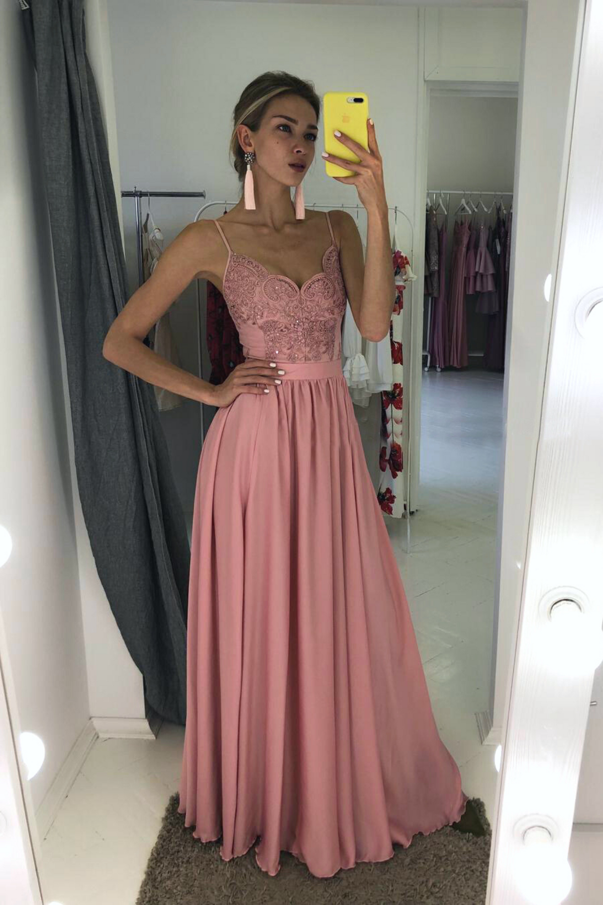 Abito lungo svasato rosa chiaro Moda-Mania con spacco laterale e corpetto in tulle ricamato, elegante e femminile.