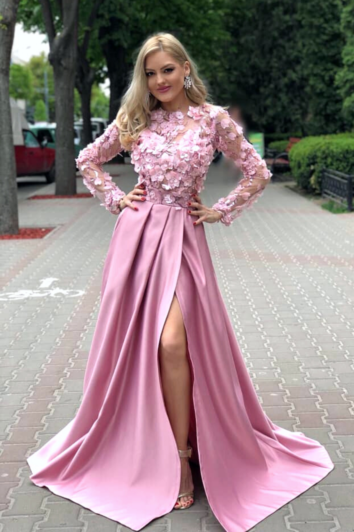 Abito lungo rosa svasato Moda-Mania con corpetto a manica lunga in tulle floreale 3D e gonna in taffetà, elegante e femminile.