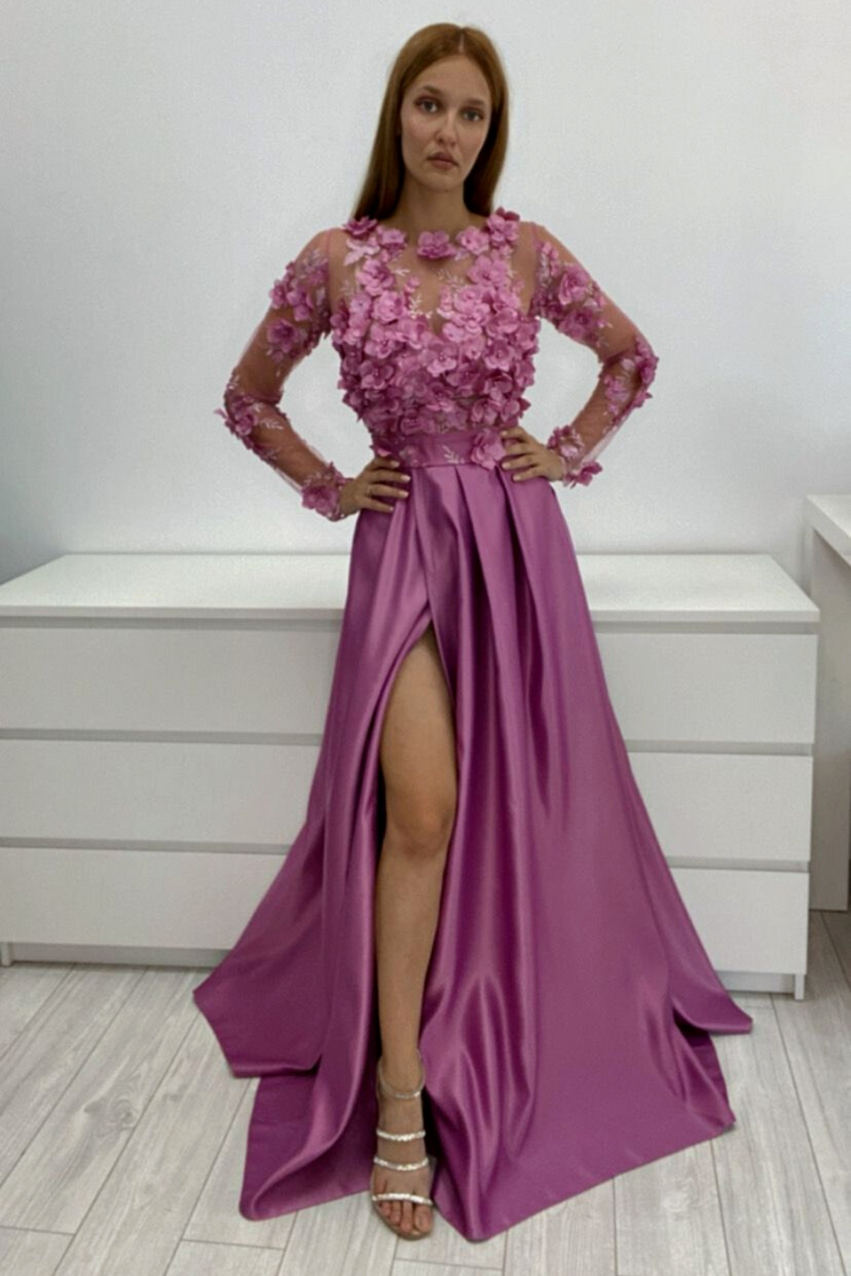 Abito lungo svasato rosa scuro Moda-Mania con maniche lunghe, corpetto in tulle floreale 3D e gonna in taffetà, elegante e femminile.