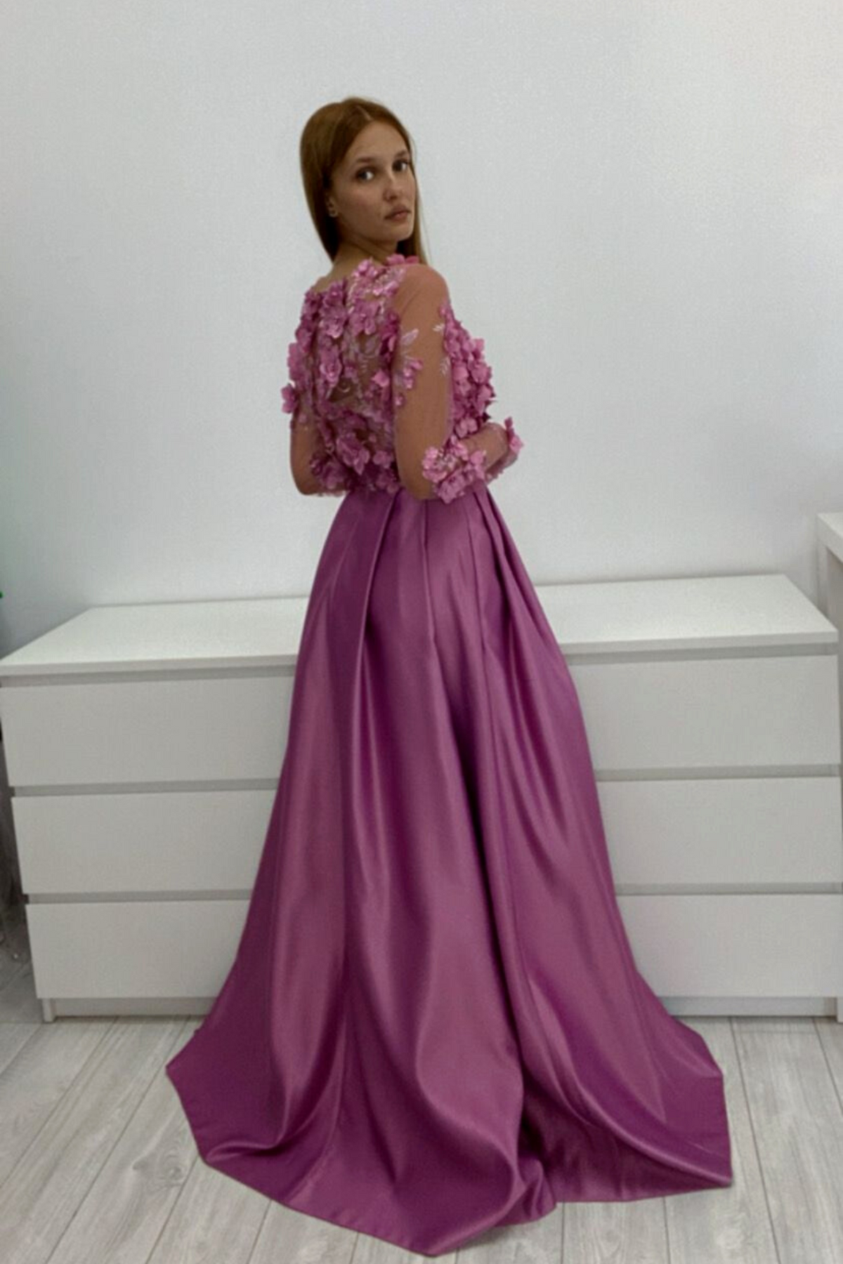 Abito lungo svasato rosa scuro Moda-Mania, manica lunga, corpetto in tulle floreale 3D e gonna in taffetà elegante