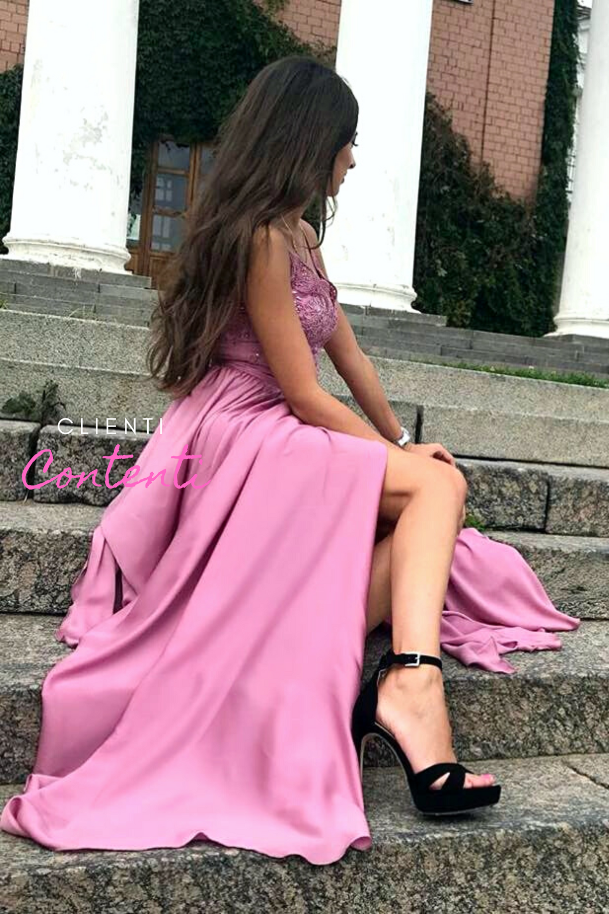 Abito lungo svasato rosa scuro con spacco laterale e corpetto in tulle ricamato, moda-Mania, elegante e femminile.