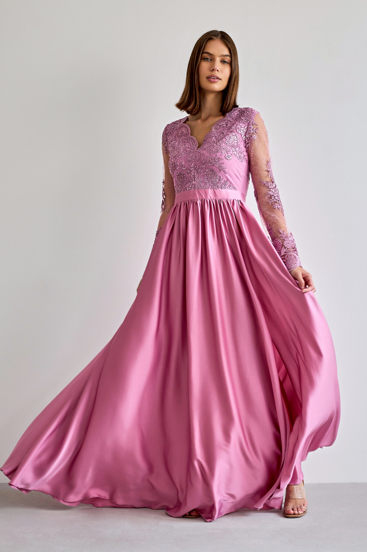 Abito lungo svasato rosa scuro Moda-Mania con spacco laterale e corpetto in tulle ricamato, vestito elegante da sera.