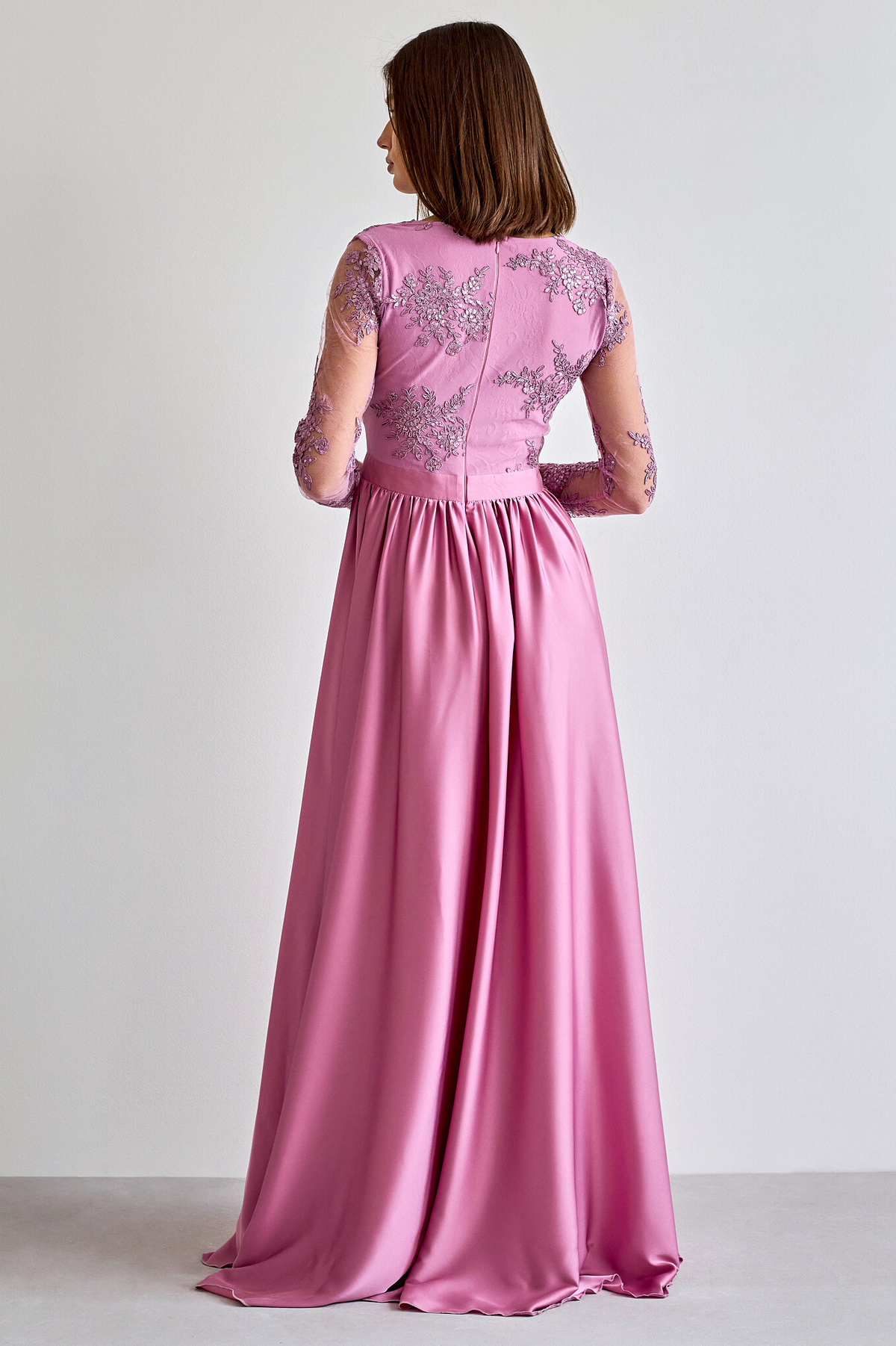 Abito lungo svasato rosa scuro con spacco laterale e corpetto in tulle ricamato, di Moda-Mania, in dettaglio.