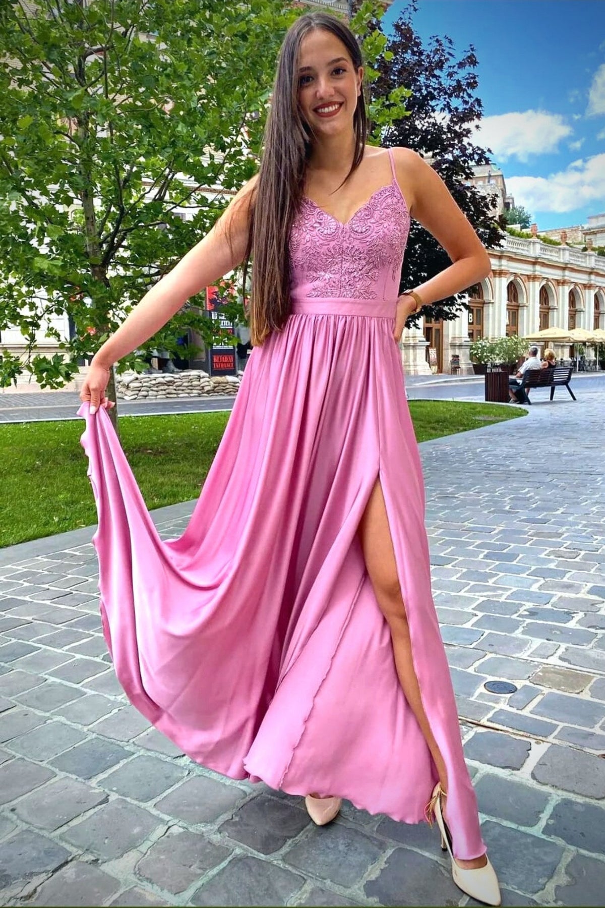 Abito lungo svasato rosa scuro con spacco laterale e corpetto in tulle ricamato, Moda-Mania, elegante e femminile.