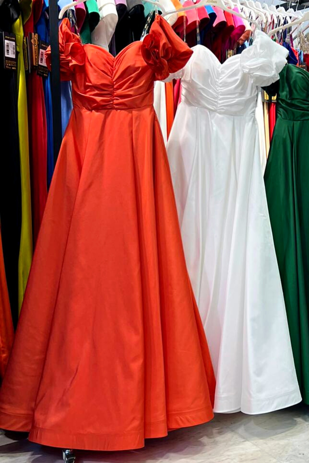 Abito lungo svasato corallo Moda-Mania con corpetto a cuore e maniche corte removibili, perfetto per occasioni eleganti.