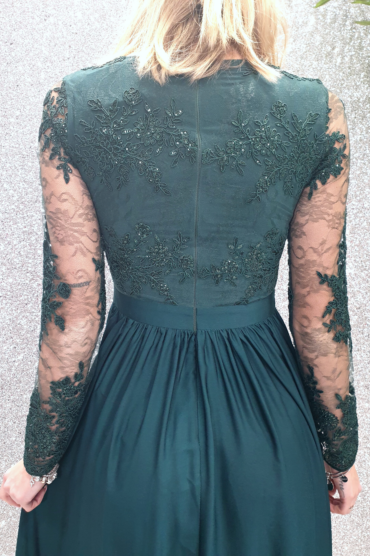 Abito lungo svasato verde scuro con spacco laterale e corpetto in tulle ricamato, Moda-Mania, abiti lunghi elegante e raffinato