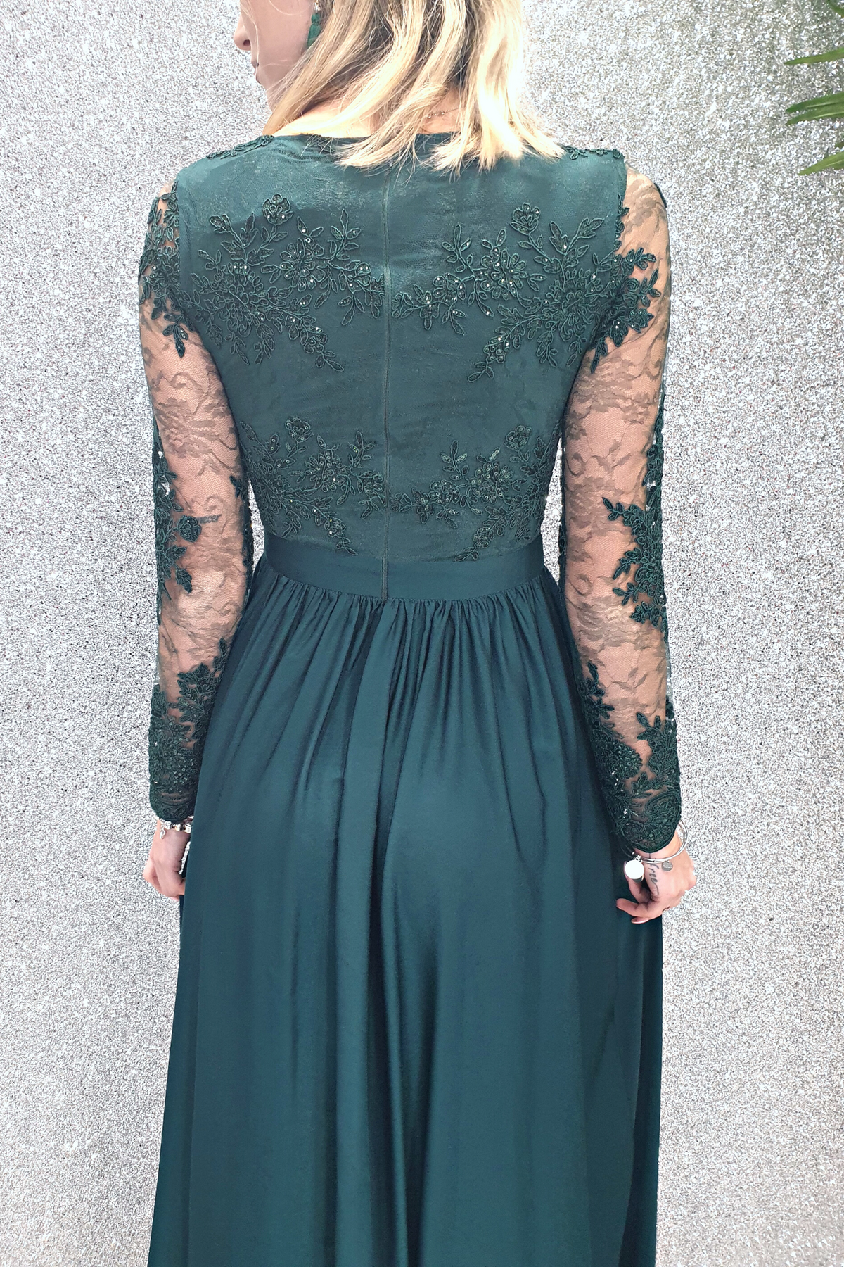 Abito lungo svasato verde scuro Moda-Mania con spacco laterale e corpetto in tulle ricamato, dettaglio elegante e femminile.