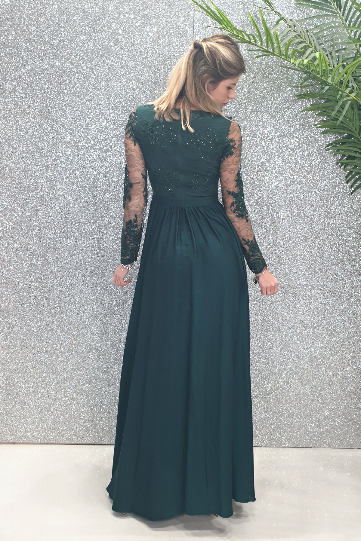 Abito lungo svasato verde scuro con spacco laterale e corpetto in tulle ricamato, firmato Moda-Mania.