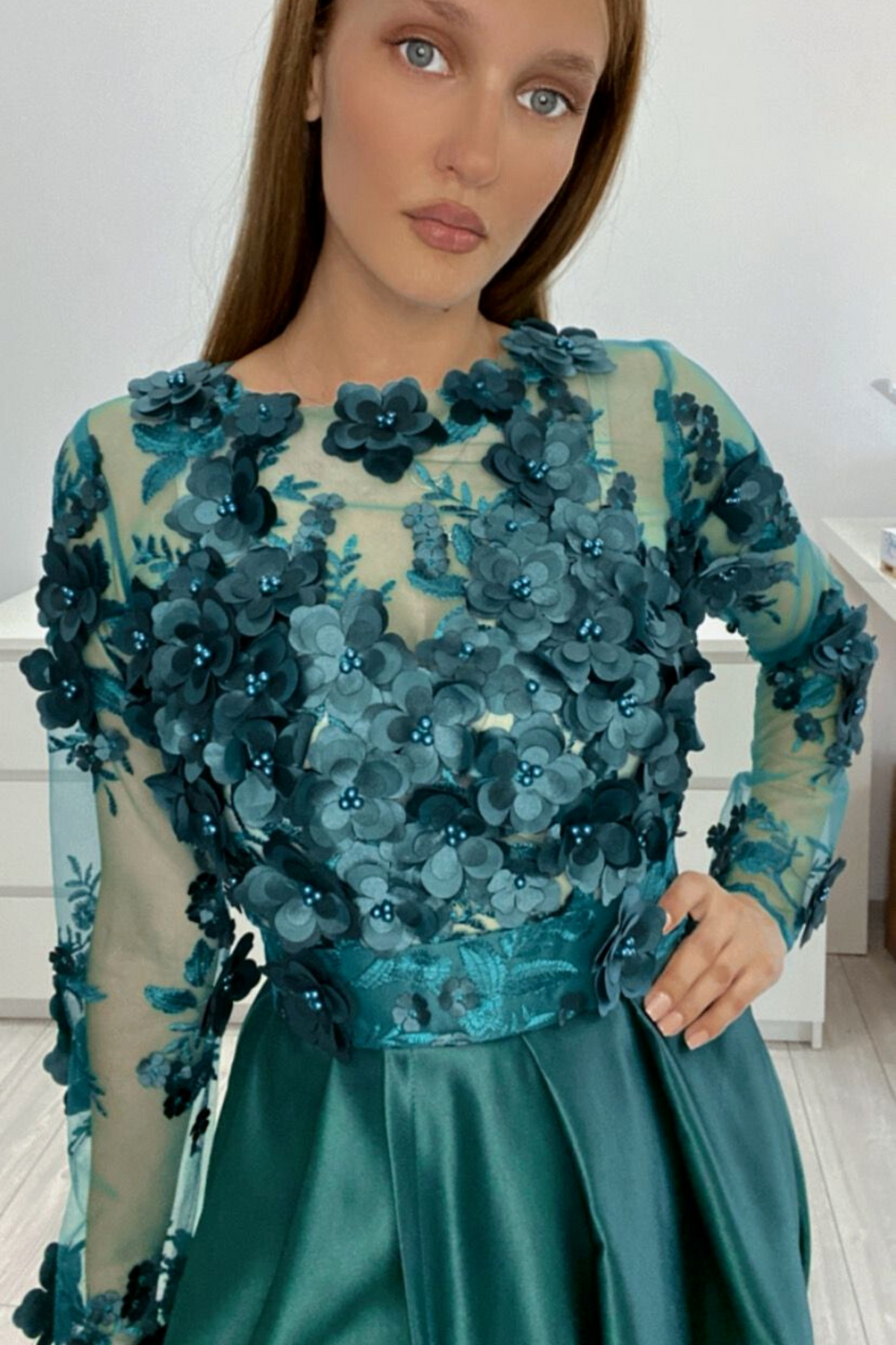Abito lungo svasato verde smeraldo Moda-Mania con maniche lunghe, corpetto in tulle floreale 3D e gonna in taffetà.