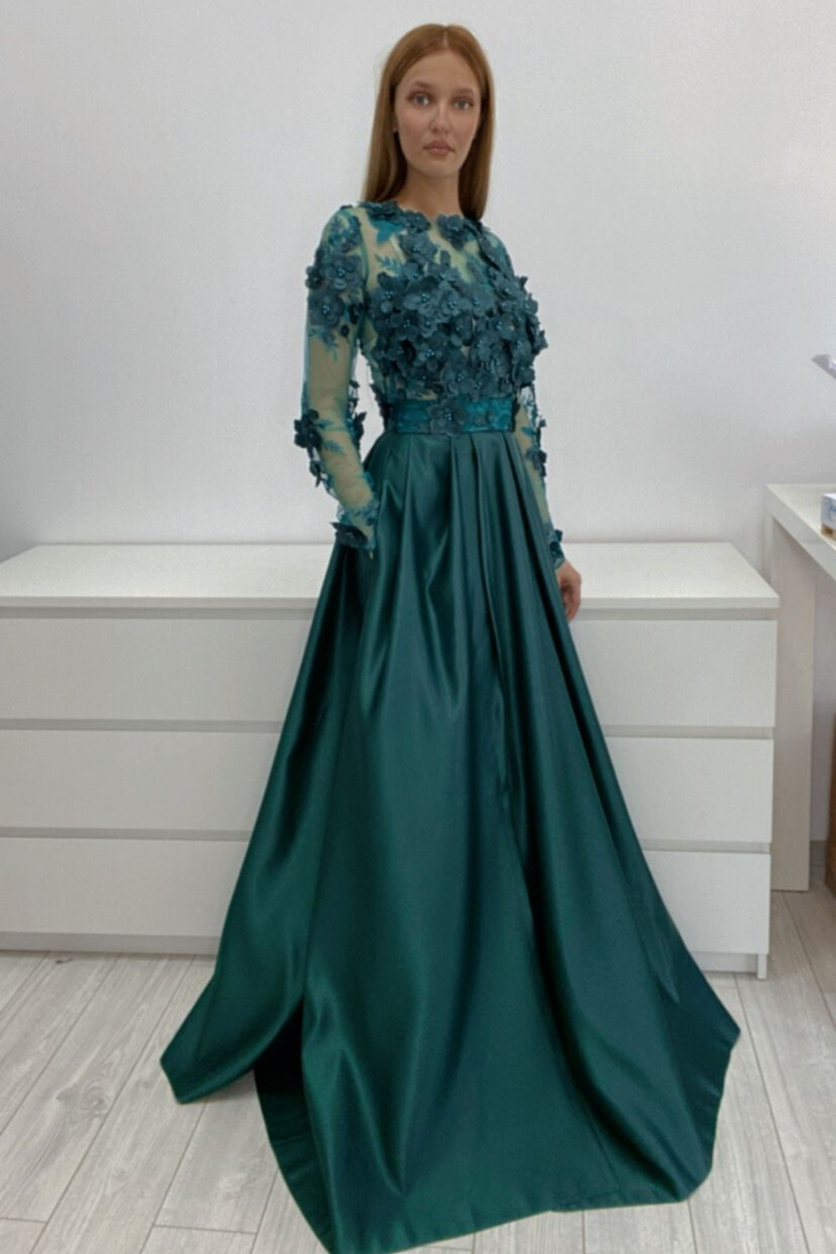 Abito lungo svasato verde smeraldo Moda-Mania con maniche lunghe, corpetto in tulle floreale 3D e gonna in taffetà.