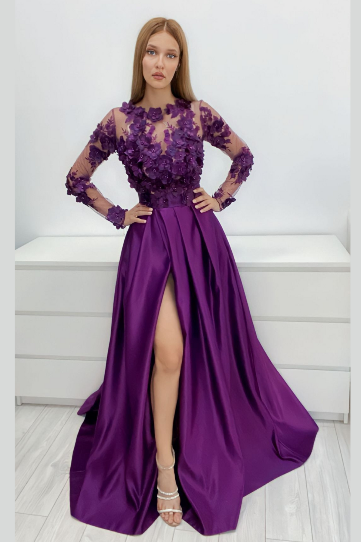 Abito lungo svasato viola prugna Moda-Mania con corpetto in tulle floreale 3D e gonna in taffetà, maniche lunghe elegante.