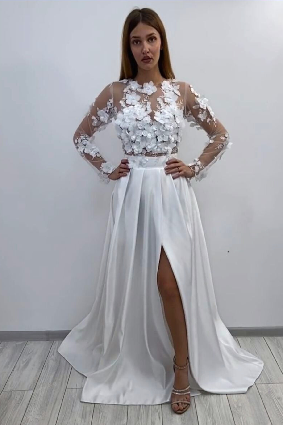 Abito lungo svasato bianco Moda-Mania con corpetto in tulle floreale 3D, maniche lunghe e gonna in taffetà, elegante e raffinato