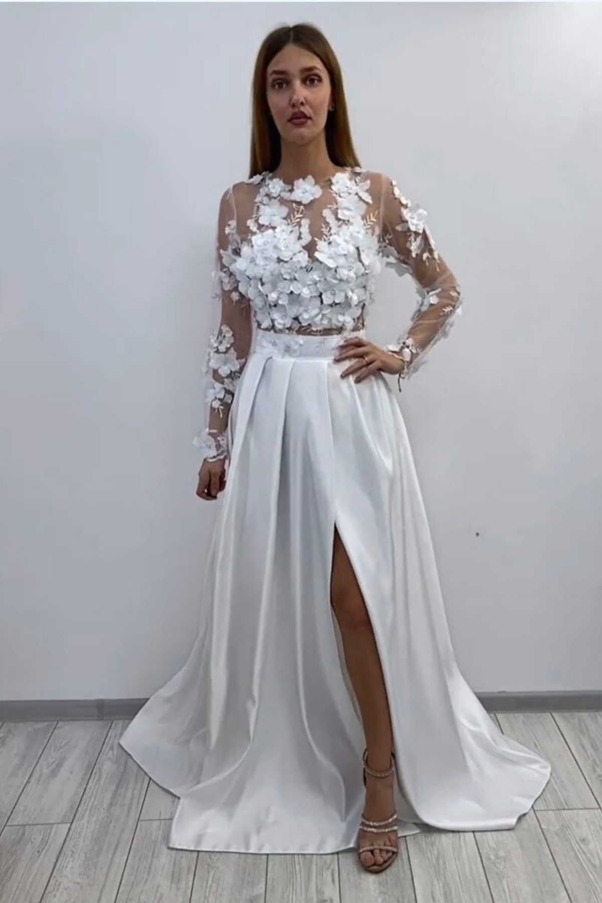 Abito lungo svasato Moda-Mania, bianco con corpetto a manica lunga in tulle floreale 3D e gonna in taffetà.